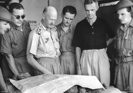 General Gordon Bennett of Australian 8th Division outlining current situations in Malaya and Singapore to journalists, circa Jan 1942