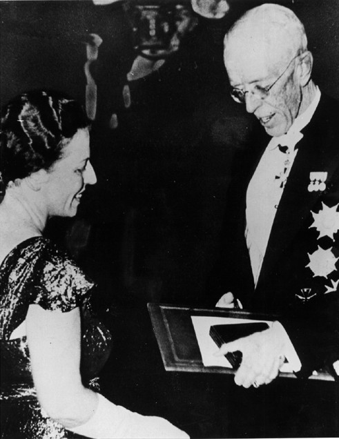 Author Pearl Buck receiving the Nobel Prize for Literature from King Gustaf V, Stockholm Concert Hall, Sweden, 10 Dec 1938