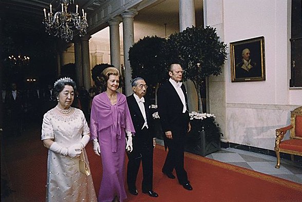 Empress Kojun, First Lady Betty Ford, Emperor Showa, and President Gerald Ford walking toward the East Room of the White House, Washington DC, US, 2 Oct 1975, photo 2 of 2