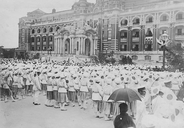 Taiwanese children gathering to welcome Crown Prince Hirohito at the Governor-General's Office Building, Taihoku (Taipei), Taiwan, 17 Apr 1923, photo 1 of 2