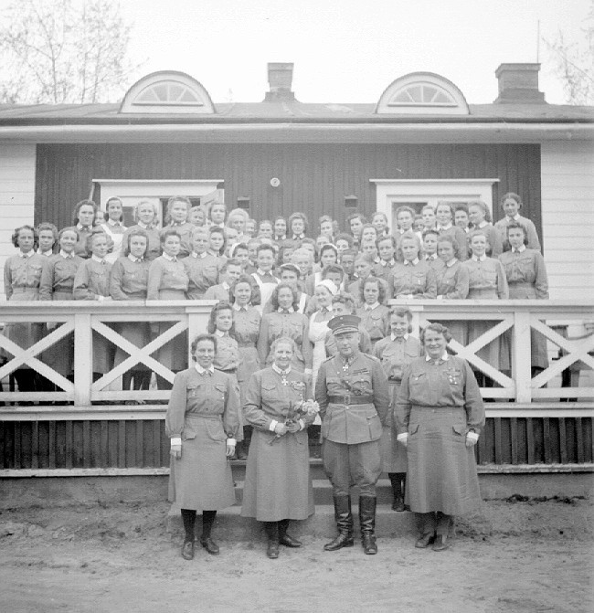 Fanni Luukkonen and Hjalmar Siilasvuo with members of Lotta Svärd, 1940s