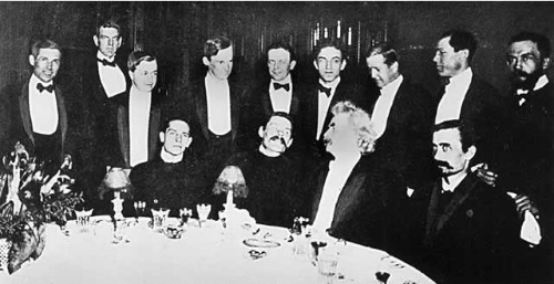 Zinovy Peshkov, Maxim Gorky, Mark Twain, Samuel Clemens, and Ivan Narodny at a dinner at Club A House, New York, New York, United States, 12 Apr 1906