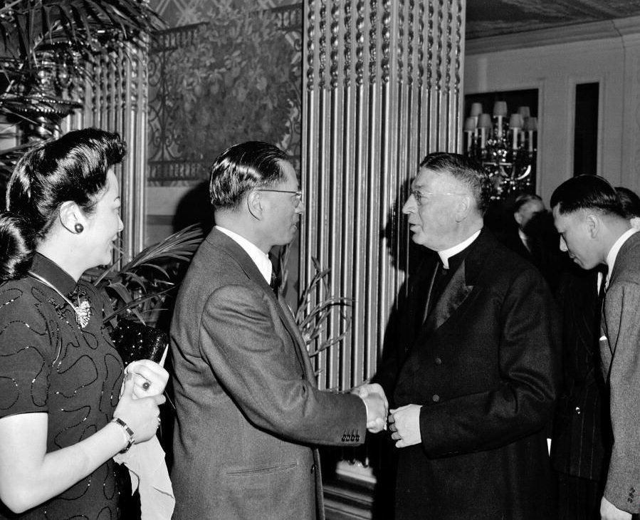 Song Ziwen and his wife Zhang Leyi greeting dignitaries in the United States, late 1940s, photo 1 of 2