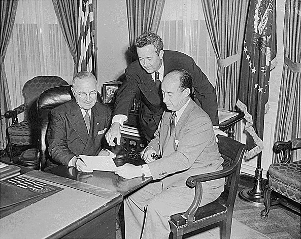 US President Harry Truman, presidential candidate Adlai Stevenson, and vice presidential candidate John Sparkman at the White House, Washington DC, United States, 12 Aug 1952