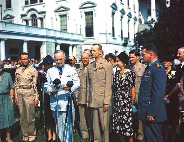 Wainwright decorated with Medal of Honor by US President Truman 14 Sep 1945, photo 2 of 2