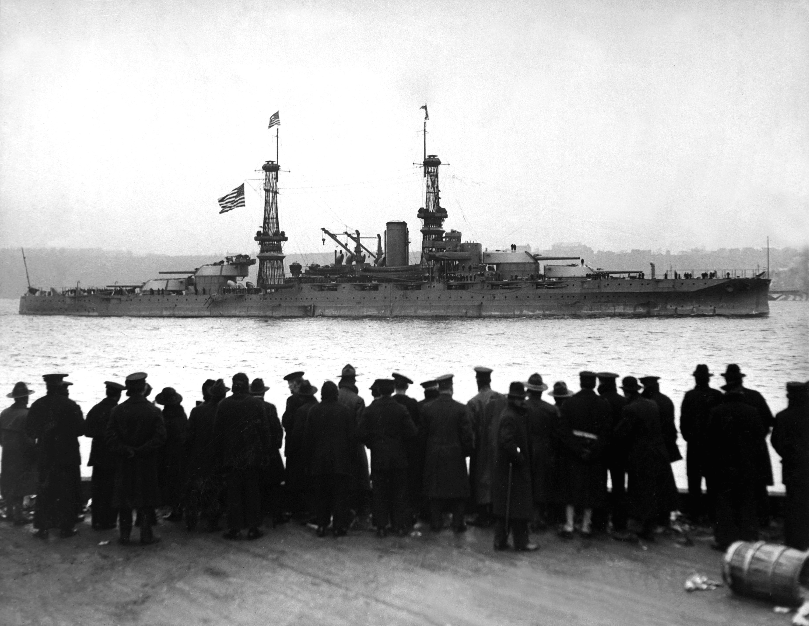 USS Arizona passing 96th Street Pier during a naval review in New York City, New York, United States, 26 Dec 1918