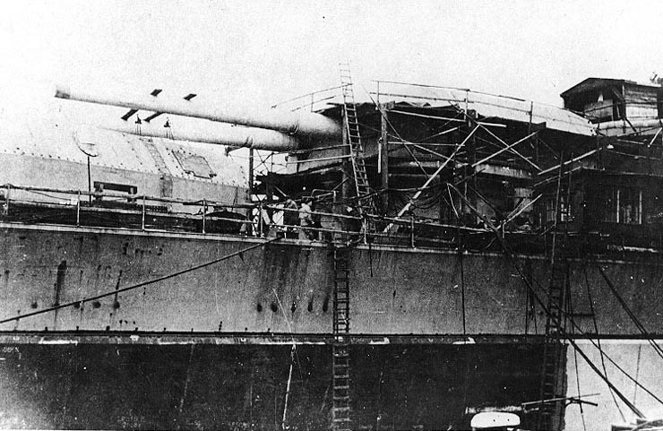Installing 15-inch gun turrets onto the Bismarck, Hamburg, Germany, 10-15 Dec 1939