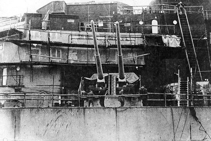 Installing 5.9-inch guns onto the Bismarck, Hamburg, Germany, 10-15 Dec 1939