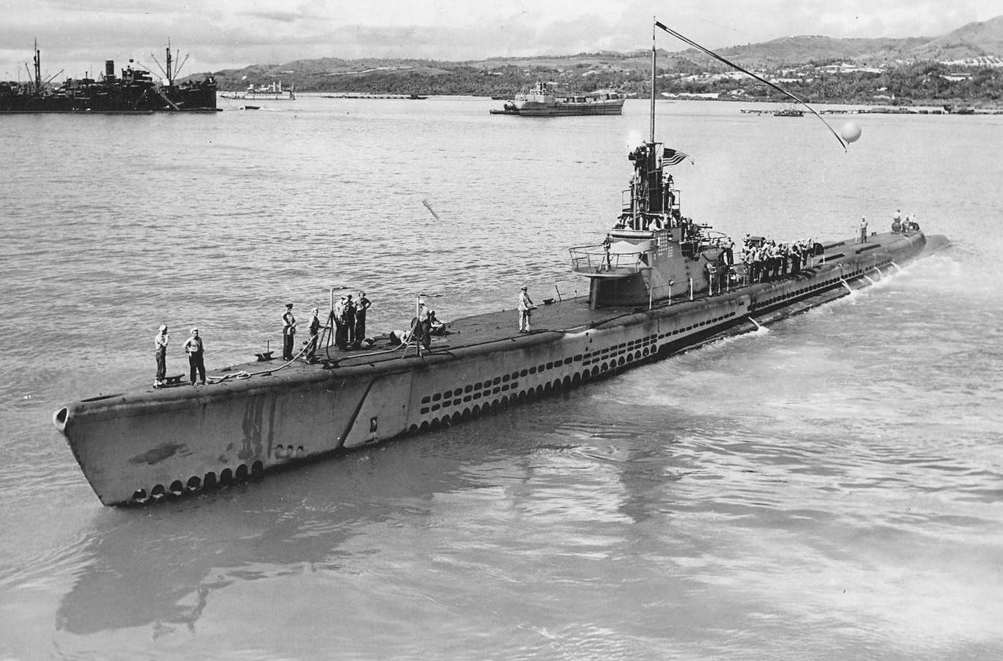 USS Gar arriving Pearl Harbor, US Territory of Hawaii, 19 Aug 1945. Note the exceptionally long commissioning pennant with balloon known as a 
