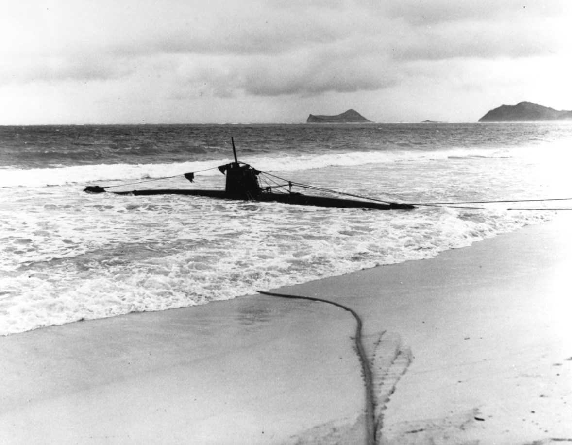 Ha-19 beached on Oahu, US Territory of Hawaii, 8 Dec 1941, photo 1 of 7