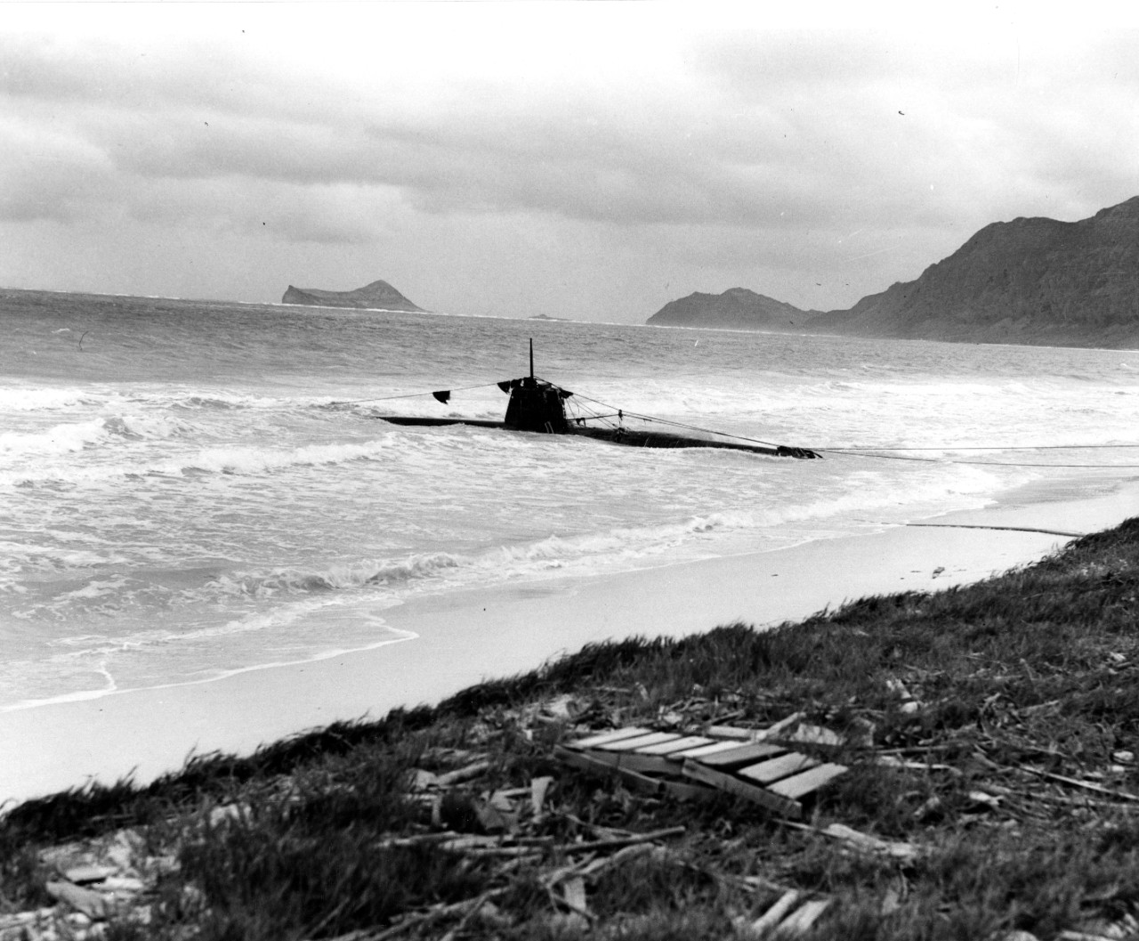 Ha-19 beached on Oahu, US Territory of Hawaii, 8 Dec 1941, photo 2 of 7