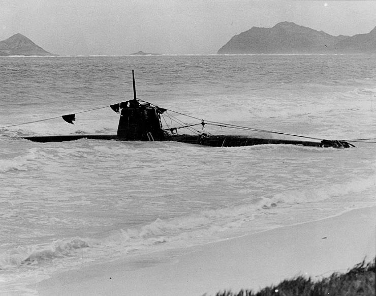 Ha-19 beached on Oahu, US Territory of Hawaii, 8 Dec 1941, photo 3 of 7
