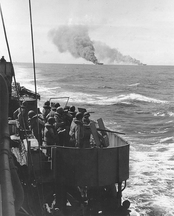 Mugford escorted carriers Belleau Wood and Franklin, both damaged by special attack aircraft, off Philippine Islands, 30 Oct 1944; note Mugford's midships 20mm gun crews