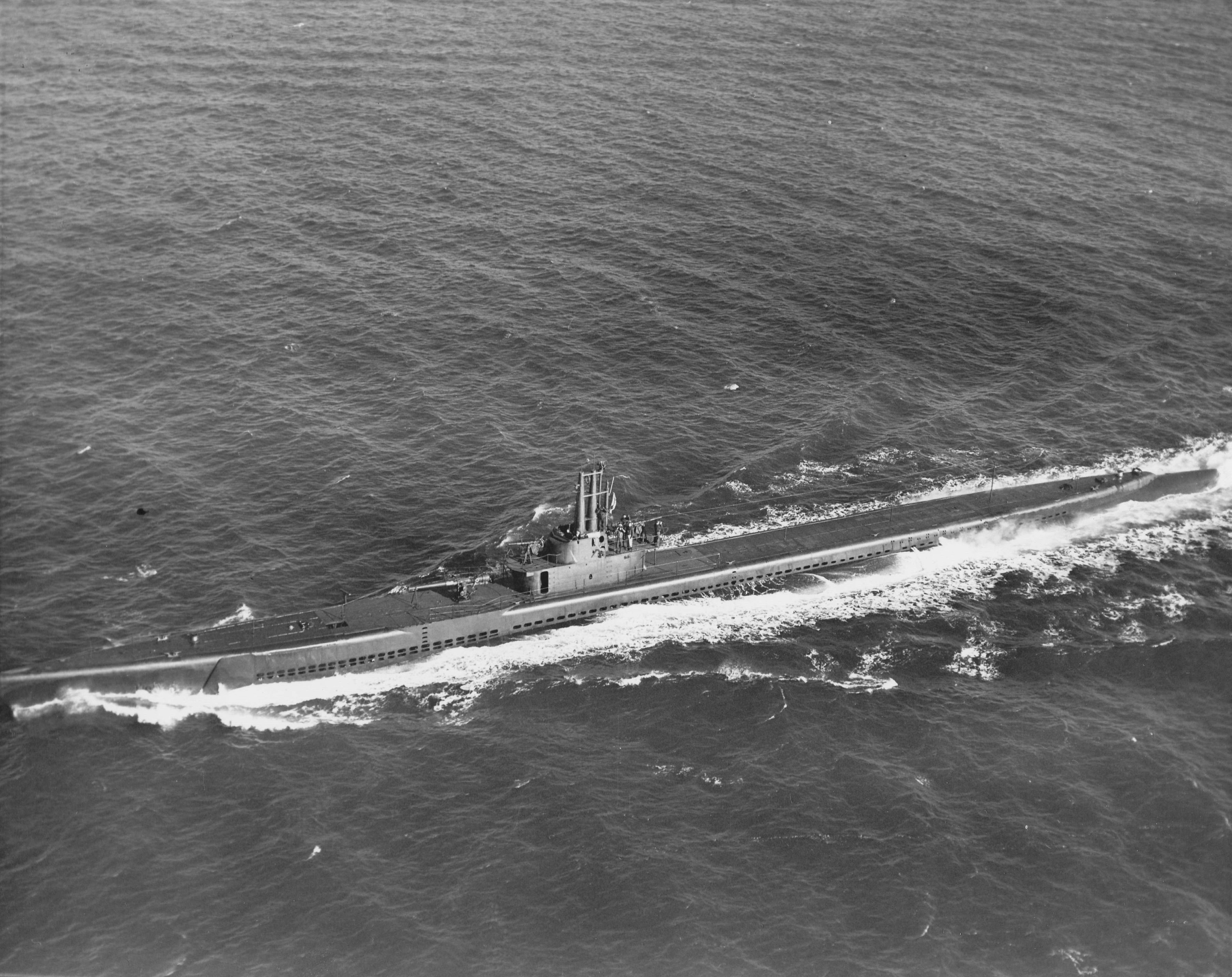 Submarine Parche underway, 4 Nov 1943