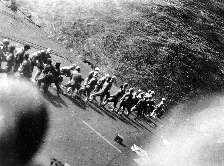 Zuikaku's crew jettisoning explosives, 25 Oct 1944