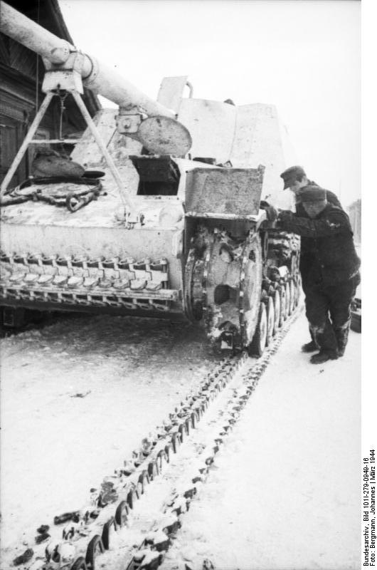 German crew changing the track of a Hornisse/Nashorn tank destroyer, near Vitebsk, Bellorussia, Mar 1944