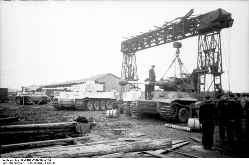 Repairing a Tiger I heavy tank, Russia, Jan-Feb 1944, photo 15 of 16