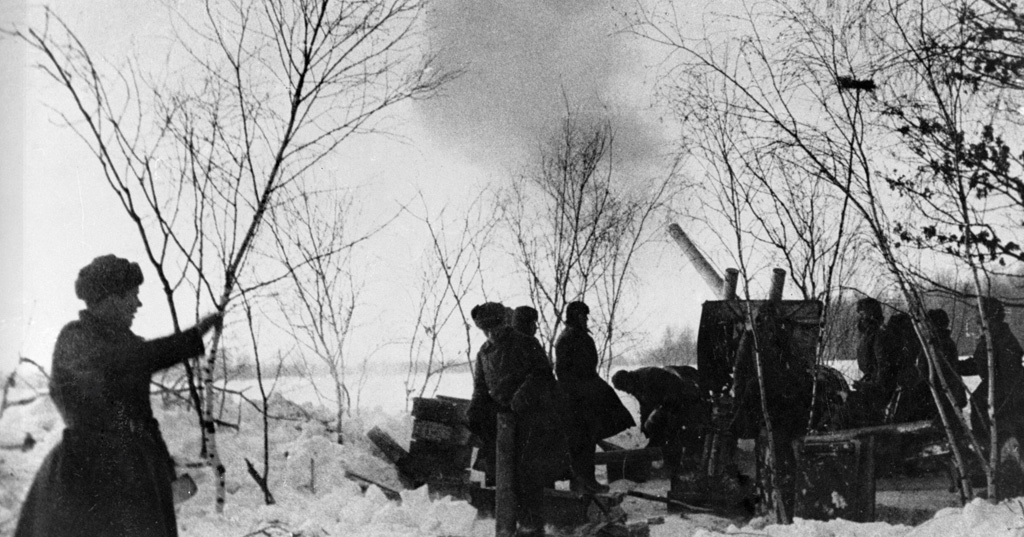 Soviet 122mm gun in action near Moscow, Russia, 3 Dec 1941