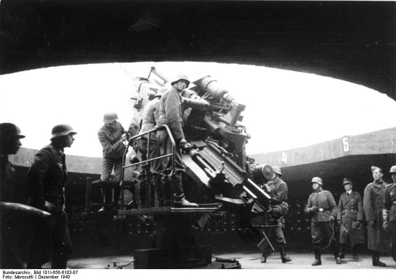 12.8 cm FlaK 40 anti-aircraft gun in a flak tower, Germany, 1943, photo 2 of 2