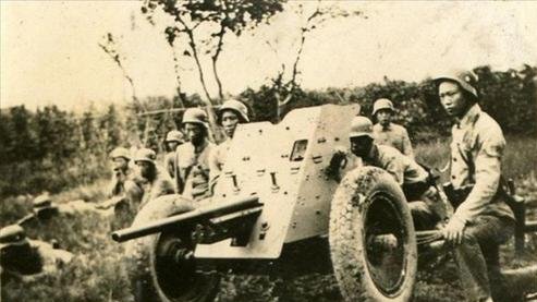 Chinese troops with a 3.7 cm PaK anti-tank gun, China, circa late 1930s