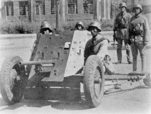 Chinese 88th Division 3.7 cm PaK 36 gun and its crew, China, circa late 1930s