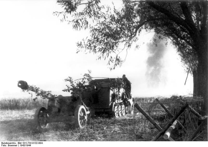 German half-track of 'Großdeutschland' Division towing a 7.5 cm PaK 40 anti-tank gun, Russia, 1943