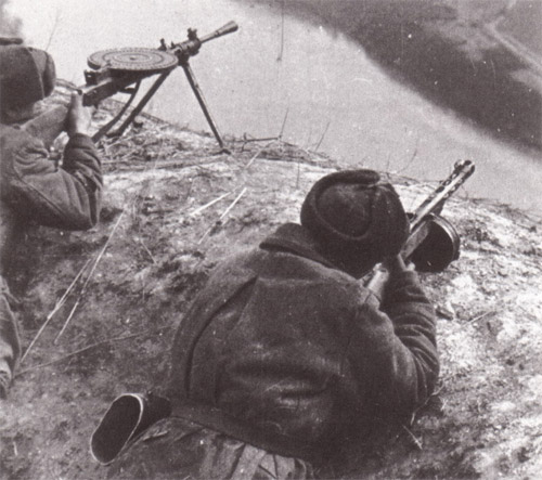 Russian soldiers fighting with a Degtyaryov Pekhotny 'DP' light machine gun and a PPSh-41 submachine gun, circa 1943-1945