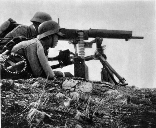 Chinese soldiers with a Type 24 machine gun, China, circa late 1930s