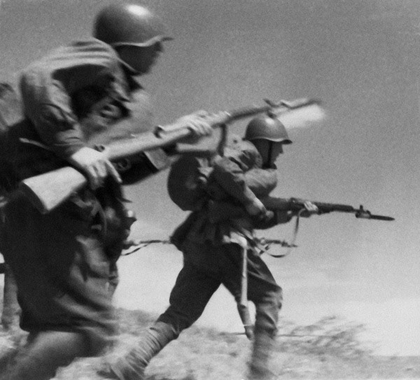 Soviet infantry charging with SVT-40 rifles, Eastern Europe, 1941